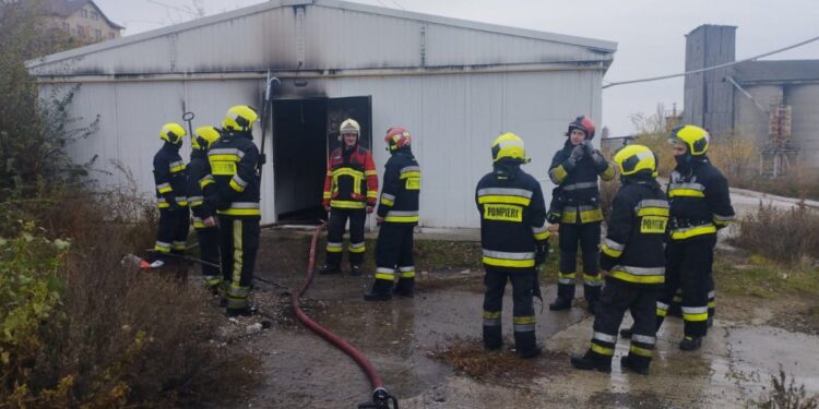 Incendiu la o întreprindere din Vatra: 15 persoane evacuate