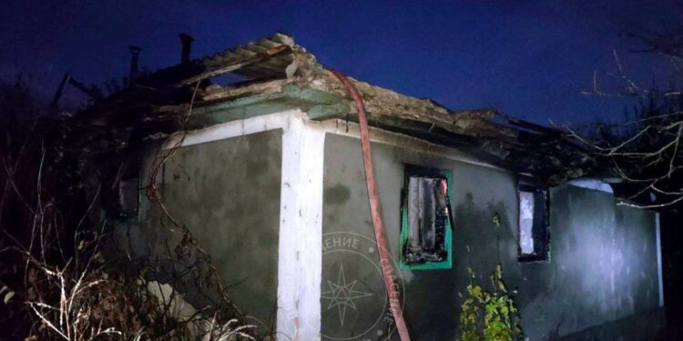 Incendiu devastator la Camenca: o casă a ars aproape în totalitate din cauza unei plite electrice improvizate