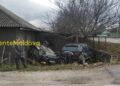 Accident violent în raionul Orhei: Două automobile au ajuns în curtea unei gospodării, iar unul dintre ele s-a inversat