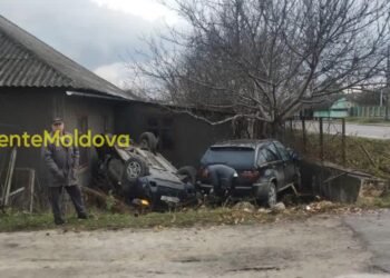Accident violent în raionul Orhei: Două automobile au ajuns în curtea unei gospodării, iar unul dintre ele s-a inversat