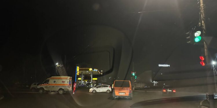 Ambulanță implicată într-un accident rutier, la Bălți