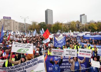 România: Sindicaliștii din industria de apărare, aeronautică şi navală ptotestează în faţa Ministerului Economiei