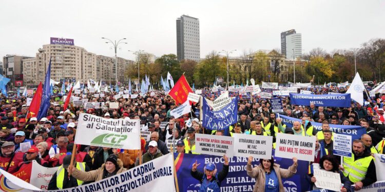 România: Sindicaliștii din industria de apărare, aeronautică şi navală ptotestează în faţa Ministerului Economiei