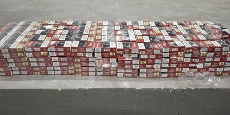 358 de pachete de țigări ascunse în aripa unui automobil, depistate la postul vamal Sculeni