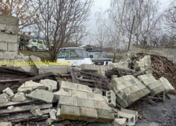 Accident violent la Fălești: autospecială a Poliției de Frontieră, proiectată într-un gard