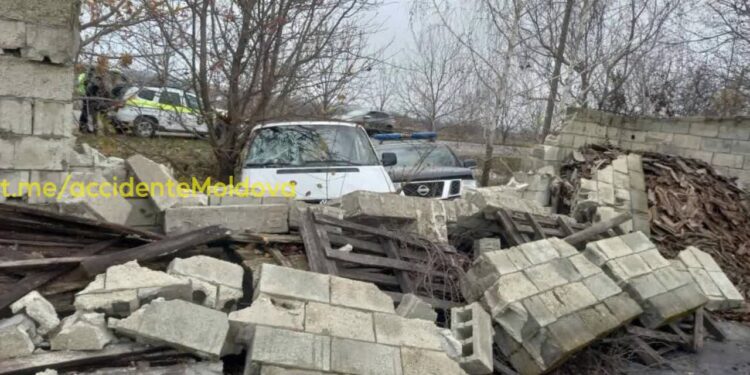 Accident violent la Fălești: autospecială a Poliției de Frontieră, proiectată într-un gard