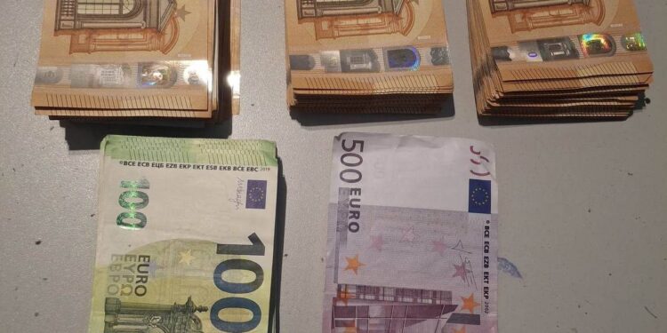 Valută nedeclarată depistată asupra unei pasagere la Aeroport