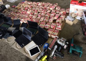 Autocare pline cu vin spumant, cafea și tehnică – oprite de vameși în nordul țării