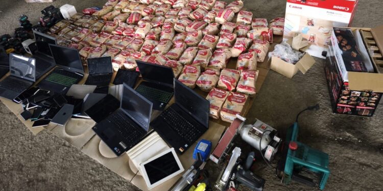 Autocare pline cu vin spumant, cafea și tehnică – oprite de vameși în nordul țării