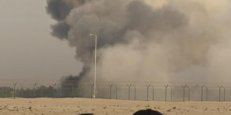 Momentul în care un avion militar se prăbușește în timpul unei demonstrații la Dubai Air Show. Pilotul nu a supraviețuit