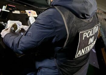 Doi traficanți de droguri, reținuți în flagrant la Chișinău – vindeau marijuana „en-gros”