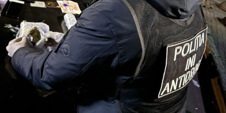 Doi traficanți de droguri, reținuți în flagrant la Chișinău – vindeau marijuana „en-gros”
