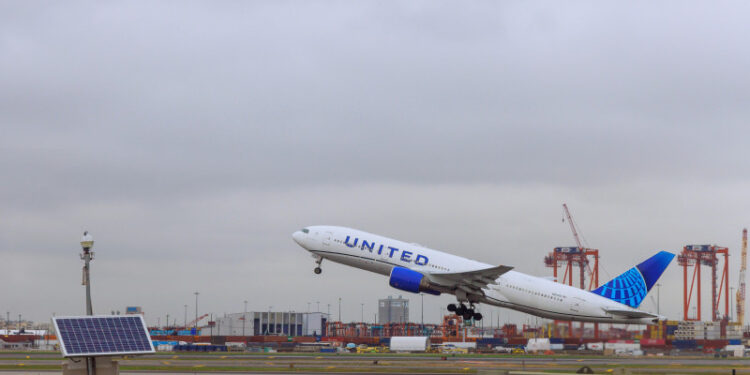 Крупнейшие авиакомпании США отменили сотни рейсов из-за шатдауна