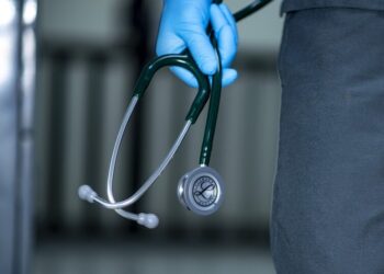 Percheziții în România: medici, suspectați că au prezentat diplome false din Moldova | VIDEO