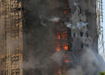 Число погибших в результате пожара в жилом комплексе Гонконга превысило 140