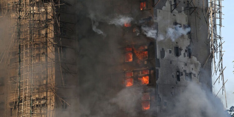 Число погибших в результате пожара в жилом комплексе Гонконга превысило 140