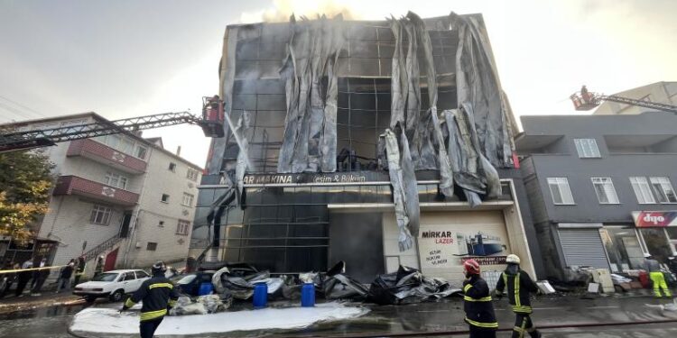 В Турции загорелся склад парфюмерии, шесть человек погибли