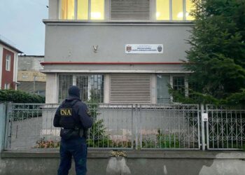 Șapte persoane, inclusiv conducători din cadrul Direcției Locativ-Comunale Chișinău, reținute de CNA într-un dosar de corupție ce vizează achizițiile publice