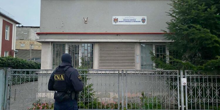 Șapte persoane, inclusiv conducători din cadrul Direcției Locativ-Comunale Chișinău, reținute de CNA într-un dosar de corupție ce vizează achizițiile publice
