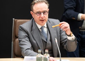 Politico: ЕК намерена лишить Венгрию права вето