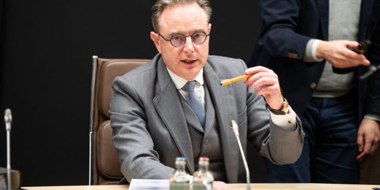 Politico: ЕК намерена лишить Венгрию права вето