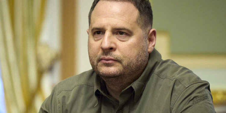 Ермаку запретили покидать Украину