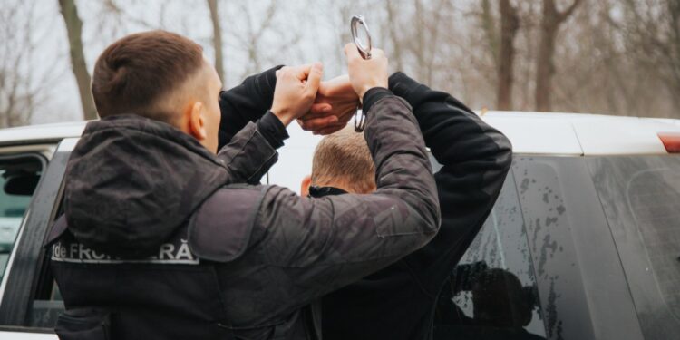 Rețea de migrație ilegală, destructurată la Ungheni. Doi suspecți și un migrant nepalez, reținuți