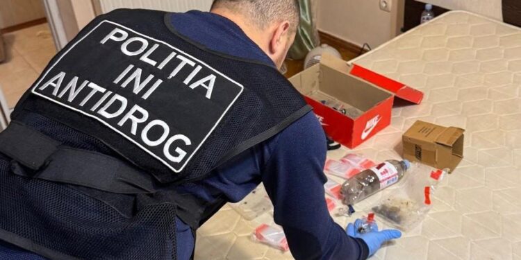 Patru elevi ai unui colegiu din Chișinău, arestați pentru trafic de hașiș