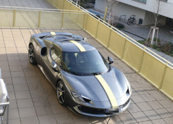 Un bărbat și-a urcat mașina de 300.000 de euro în balcon, pentru că nu a găsit loc de parcare