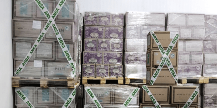 Cinci tone de ulei de palmier contaminate, blocate de ANSA înainte să ajungă pe piață