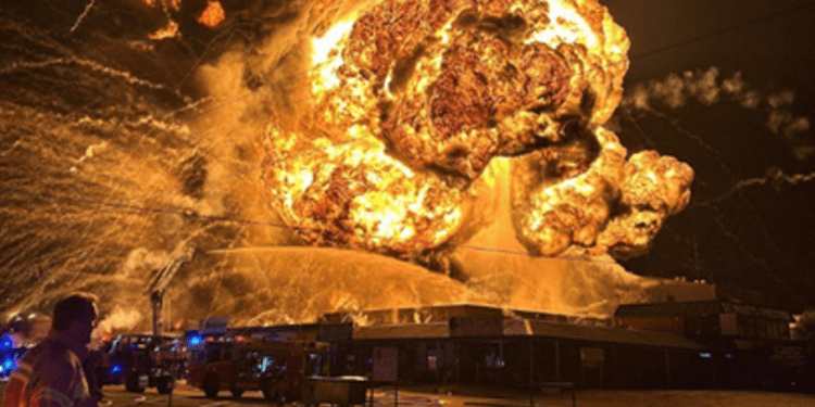 Explozie în Sydney — un rezervor cu substanțe chimice care a sărit în aer provoacă unul dintre cele mai mari incendii