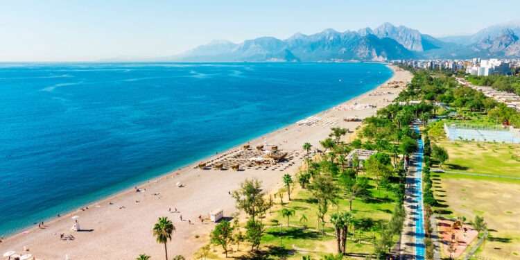 Молдова вошла в топ-20 стран по числу туристов в Анталье: 182  тыс. человек в год