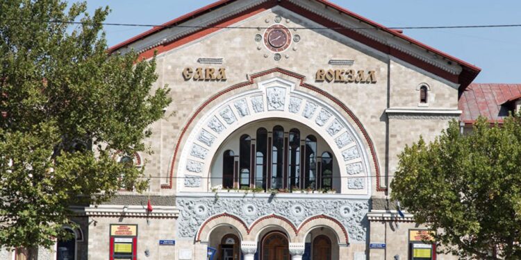 Trei tineri condamnați la ani grei de închisoare pentru o tâlhărie comisă lângă gara feroviară din Chișinău