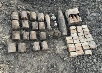 Zeci de bombe din al Doilea Război Mondial, găsite pe câmp și distruse de geniști