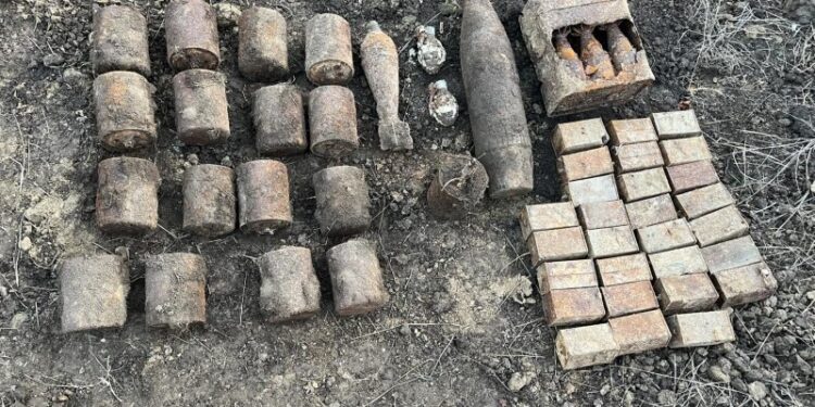 Zeci de bombe din al Doilea Război Mondial, găsite pe câmp și distruse de geniști