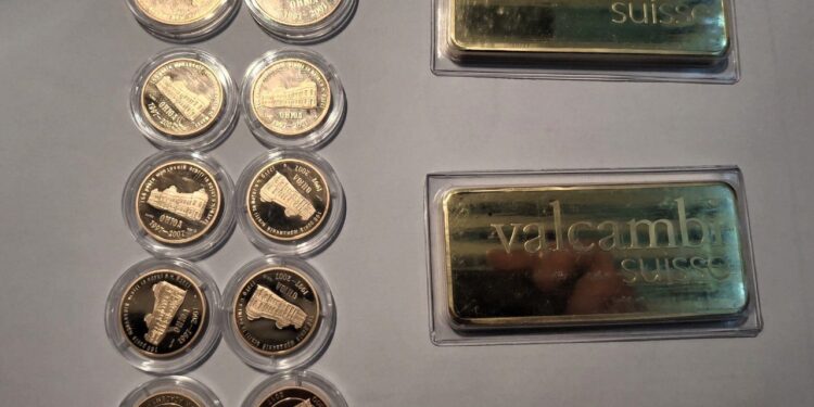 Prinsă cu lingouri și monede suspecte de aur în bagaj: o pasageră, oprită pe aeroportul din Chișinău înainte de zborul spre Londra