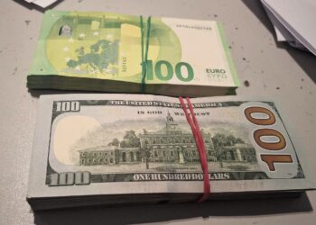 Tentativă de transportare ilicită a valutei, depistată la Aeroport