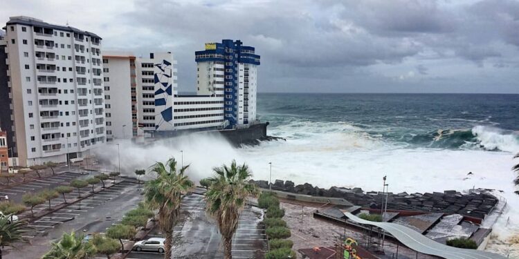 Trei oameni au murit după ce un val uriaş a lovit o piscină naturală și au fost duși în larg, în Tenerife
