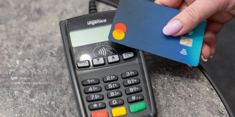 Оплаты картами растут: платежи молдаван могут превысить 100 миллиардов леев в год