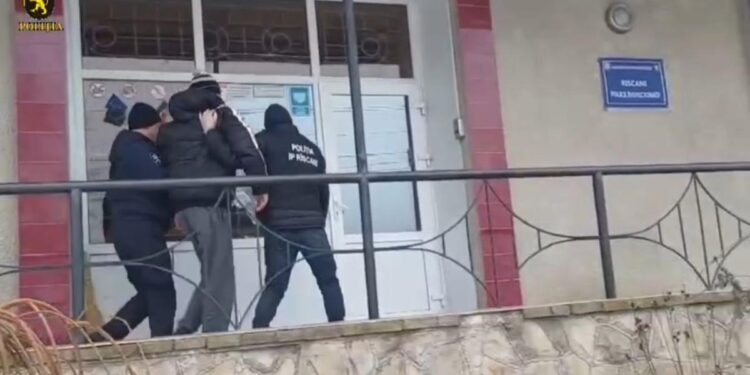 Трое жителей Рышкан задержаны за торговлю и употребление наркотиков