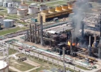 Două rafinării de petrol din România se opresc temporar. Ce riscuri sunt pentru Moldova?