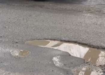 Асфальт толщиной “в палец” и метровые ямы: как выглядят дороги в Кишинёве после снега