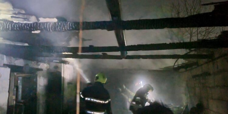 Пожар в Кантемире: пожарные спасли жилой дом и вынесли 8 газовых баллонов