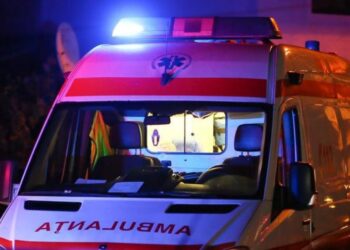 Doi pietoni au fost loviți aseară de o mașină. Poliția: Traversau pe trecerea de pietoni nedirijată de semafor