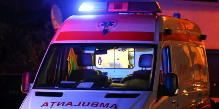 Doi pietoni au fost loviți aseară de o mașină. Poliția: Traversau pe trecerea de pietoni nedirijată de semafor