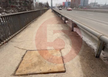 Опасность на виадуке: мужчина едва не упал с моста из-за незакреплённого люка