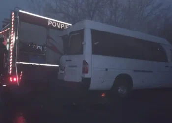 ДТП в Яловенах: Микробус с пассажирами врезался в пожарную машину из-за гололеда