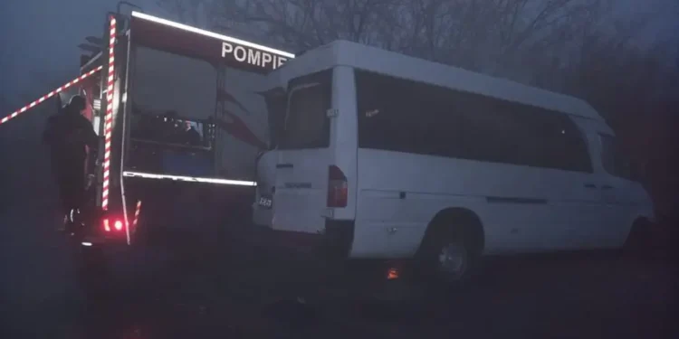 ДТП в Яловенах: Микробус с пассажирами врезался в пожарную машину из-за гололеда