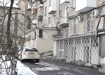 Жители столичного дома, где проживает режиссёр Жереги, опасаются за свою безопасность из-за незаконных работ в подвале