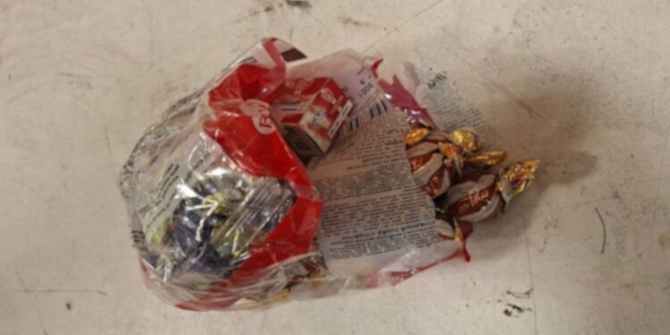 Bomboane cu „aromă” explozivă, la Vama Albița: 50 de cartușe, ascunse într-o pungă cu dulciuri, într-un autocar de pe ruta R. Moldova – Italia